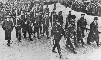 Foto: Beerdigungszug in Kiel am 10.11.1918